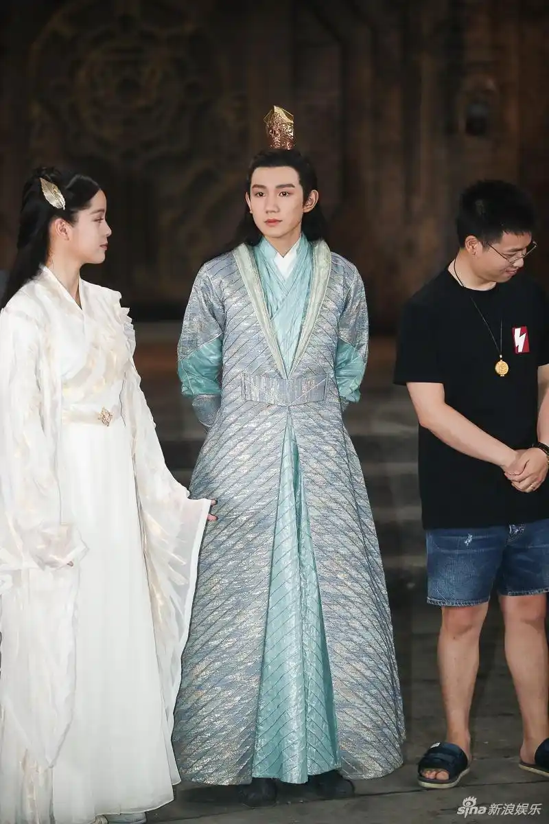 王源欧阳娜娜《大主宰》"蓝白配" 坦言不惧感情戏