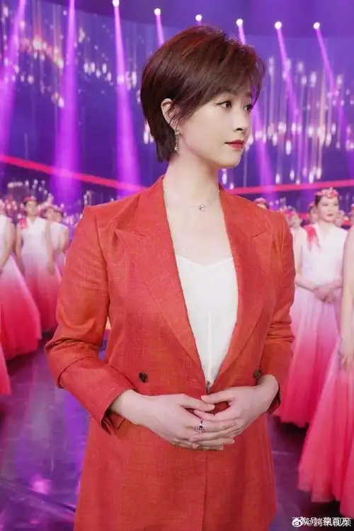 蒋欣红色西装上国庆晚会又成反面教材,万茜,凯特大魔王来教课