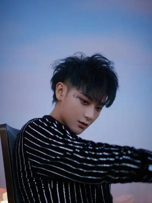 黄子韬黑白衬衣帅气图片写真112