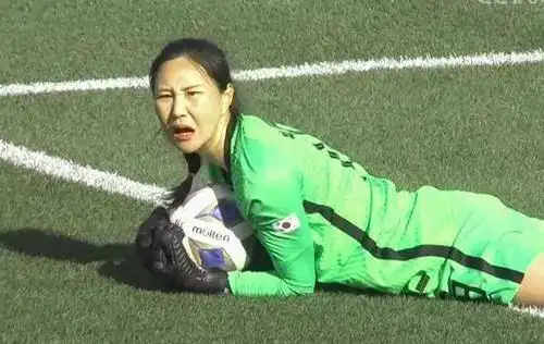 金正美扑救表情包守门员金正美表情包留心的足球迷还