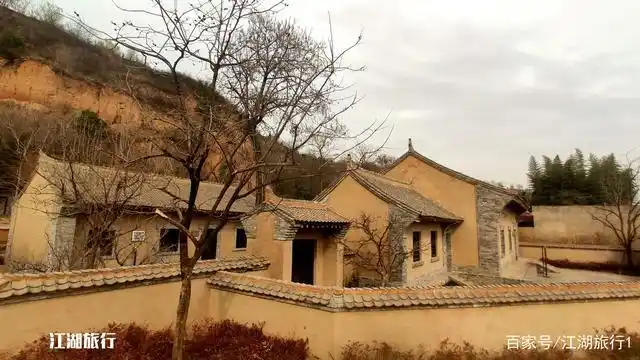 沿着皇甫村十字向西步行即可到达柳青故居,柳青故居是一个非常典型的