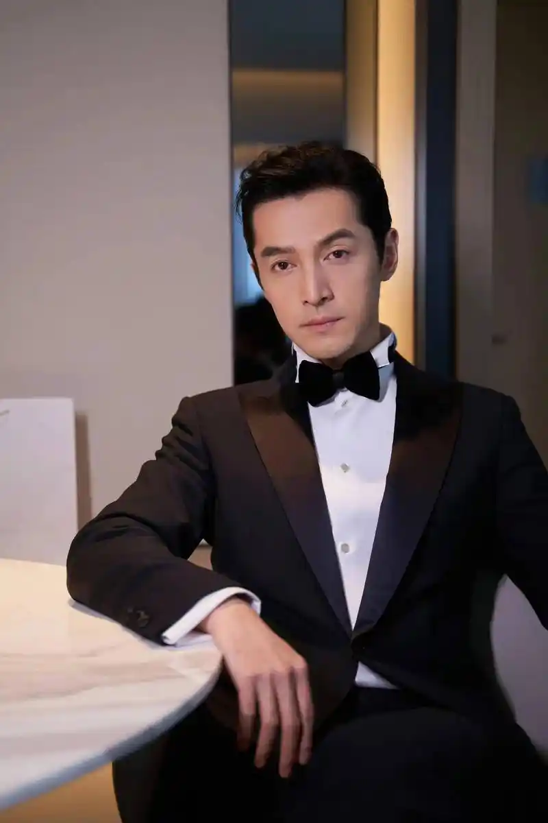 明星胡歌时尚写真:男神气质,气宇不凡