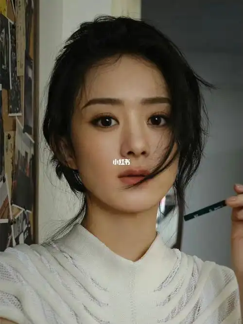 扎发留出半边刘海垂在脸庞,不加过多修饰的发型更