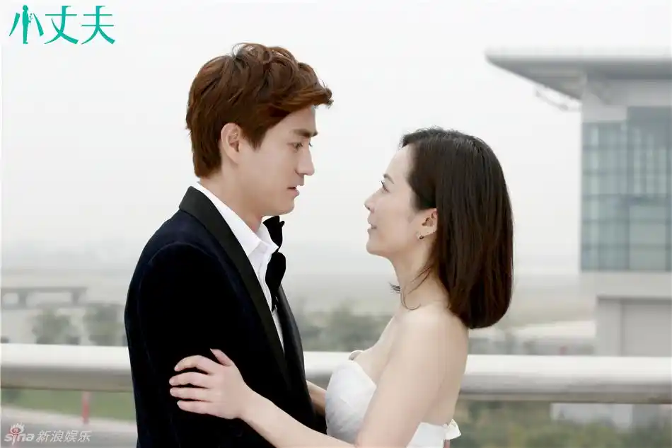 组图:《小丈夫》俞飞鸿情归所属 穿婚纱拥吻