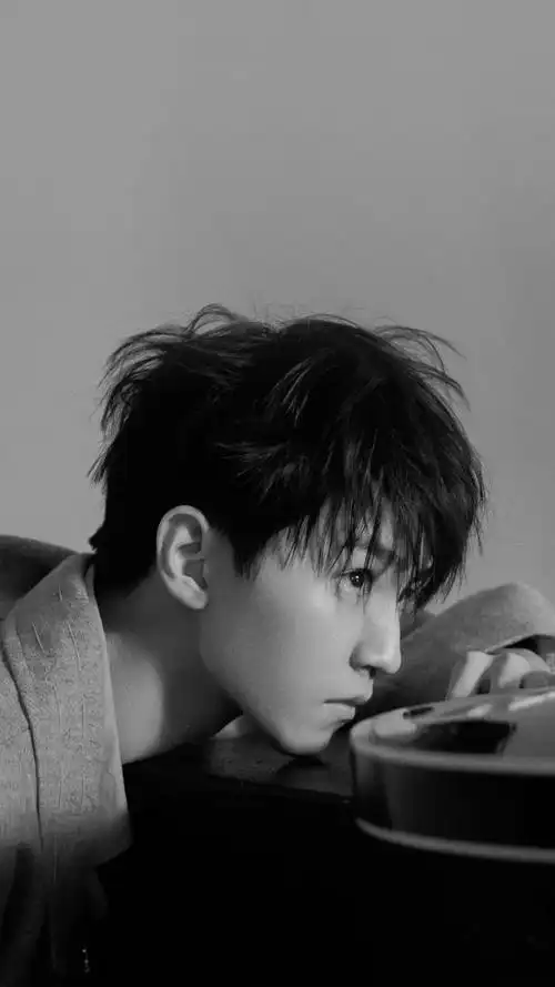 王俊凯帅气时尚黑白画风迷人写真