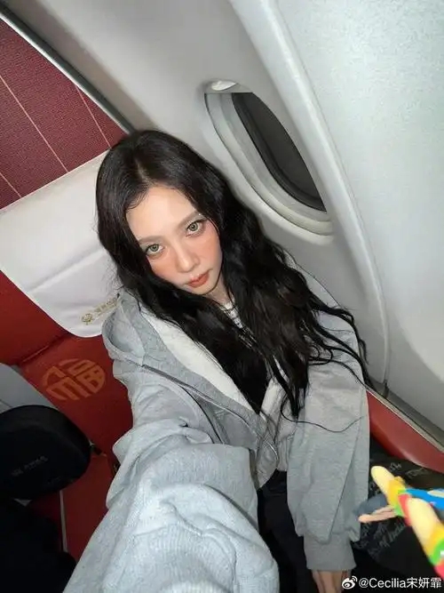 宋妍霏烟熏碎钻妆搭黑发亮相,甜酷高级感拉满