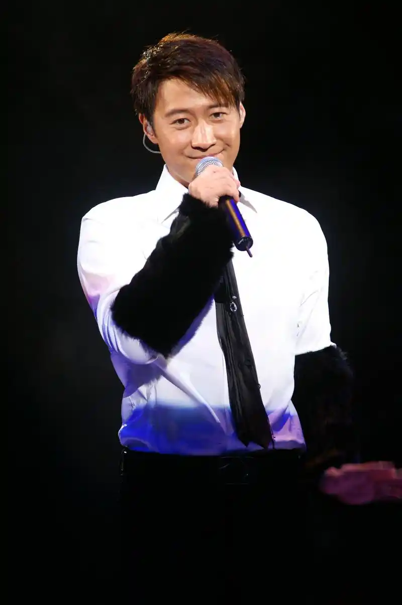 51岁黎明被曝离婚6年后终有新欢,女方疑相恋两年的32岁助理