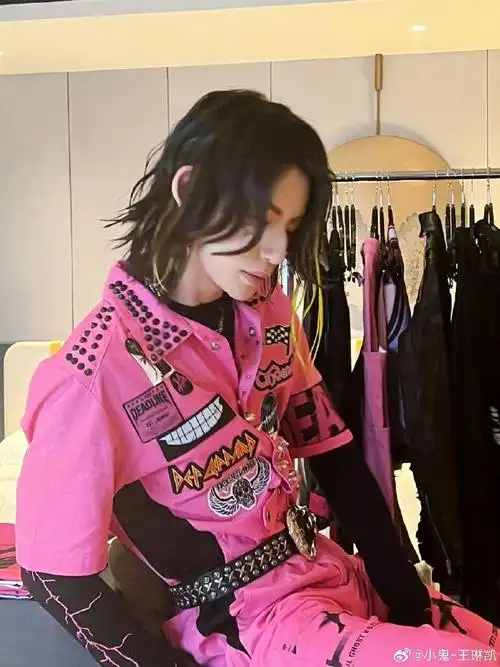 小鬼芭比粉工装裤造型##小鬼说现场就要躁起来