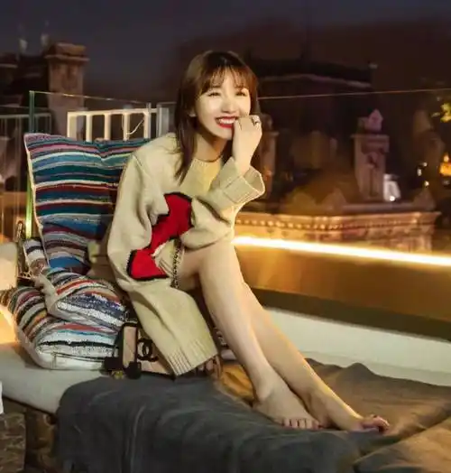 毛晓彤清纯写真,大秀白皙脚丫