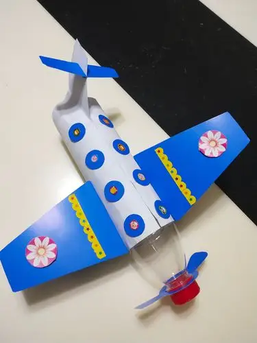 作品名称:飞机储蓄罐 作品材料:矿泉水瓶,纸张 作品介绍:即是飞机模型