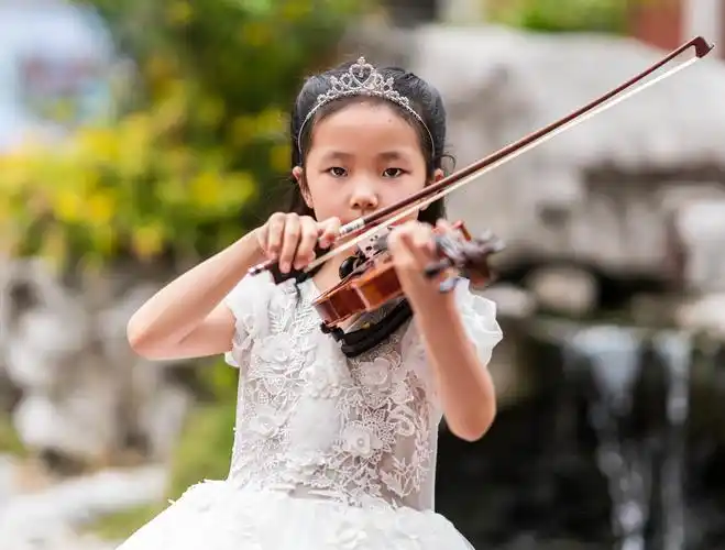 拉小提琴的孩子们犹如一个个可爱的小天使.