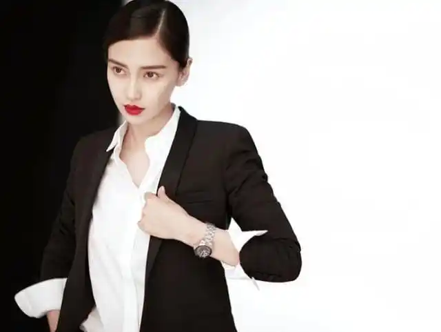 杨颖穿上职业装的模样来了,和穿裙子相比,哪种好看?