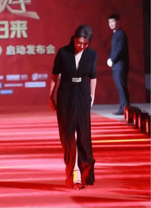 江珊一点不服老顶着小姑娘身材穿开叉裙曲线成熟看了会害羞