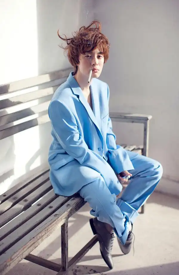 孙俪最新写真抽烟半裸玩出位_高清图集_新浪网