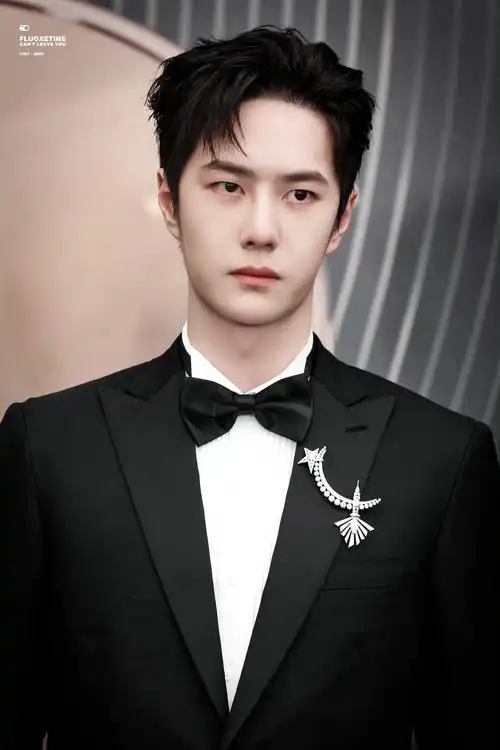 王一博微博电影之夜黑色西装造型……__财经头条