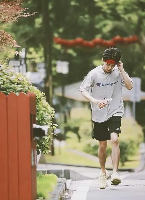 发带加跑步健身的肖战,运动风好清爽的大男孩_高清图集_新浪网