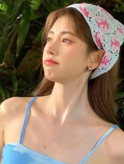 鞠婧祎分享生活照 一身素净白裙回眸超美