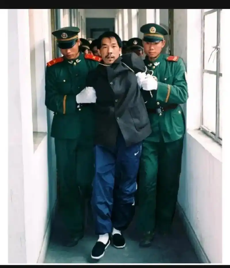 这是1999年,法子英被执行死刑的画面,照片中的他穿着一双老北京布鞋