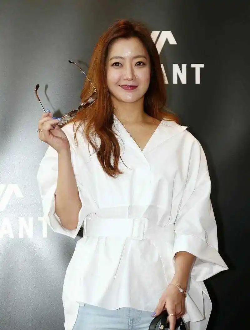 金喜善没逃出发福的年纪?白衬衫 牛仔喇叭裤清爽减龄,高挑优雅