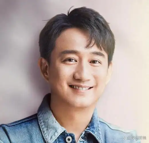 黄磊也是另一位被人吐槽自己演什么都是自己的演员,与靳东齐名.