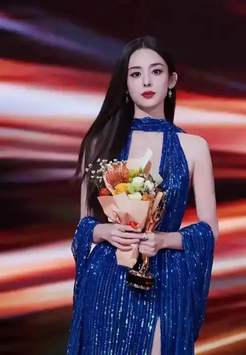 古力娜扎微博之夜深蓝大v领高叉礼服惊艳全场