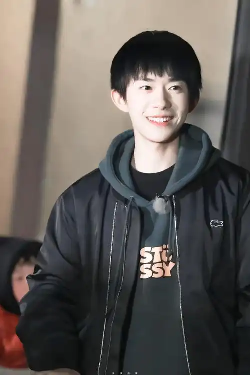 也太可爱了@tfboys-易烊千玺#易烊千玺葭月廿二历胜景