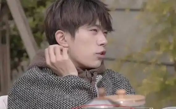 在其他地方找来的千玺部分同班同学的合影大合照里,我们可以看到这个