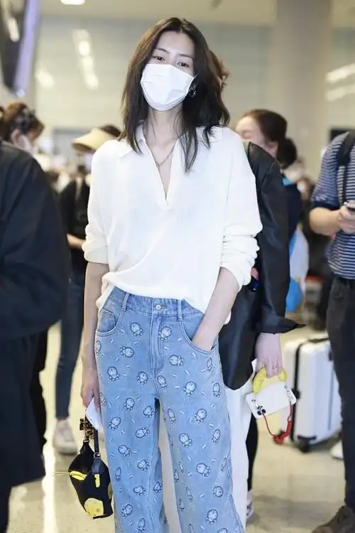 刘雯打扮简单易学翻领衬衫搭牛仔裤这么穿足够好看了