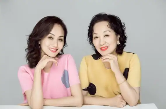 李颖妈妈83岁了,状态好,身材好,气质也不输女儿,如何抗衰的?