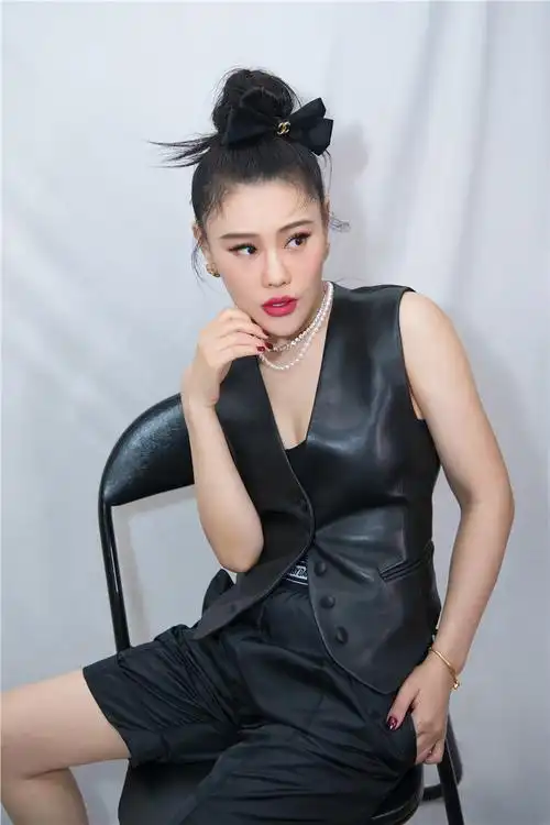 《说唱听我的》袁娅维高丸子头黑色皮马甲 酷帅清凉穿搭御姐范十足
