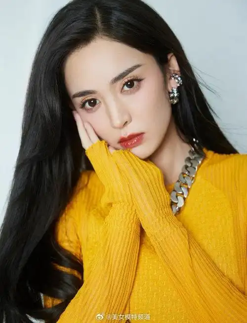 古力娜扎皓月星空写真曝光长发披肩尽显温柔妩媚