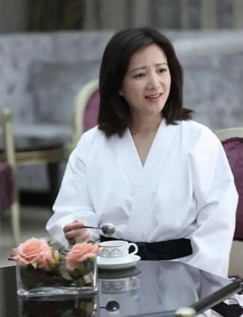 57岁何晴胖得坦荡,穿紧身衣暴露"奶奶肚",骨子里的自信真美