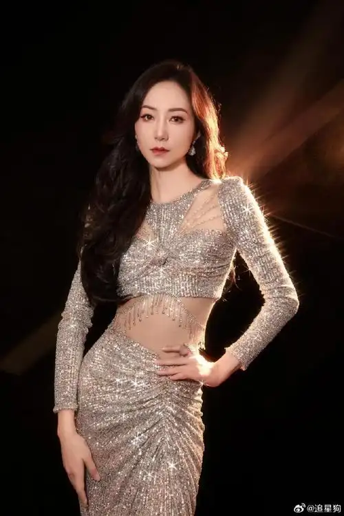 韩雪银色露腰礼服##韩雪带着刚认识的四肢回归