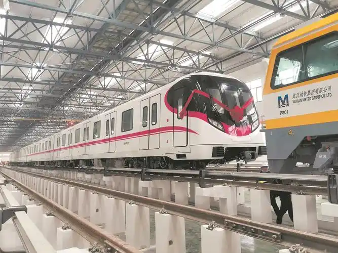 性能更优 跑得更快 地铁16号线"芙蓉红"列车亮相