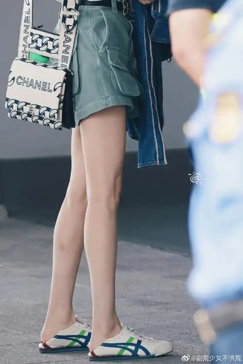 杨幂绿色针织帽#杨幂今日机场出发饭拍,绿色针织帽 绿色工装短裤造型