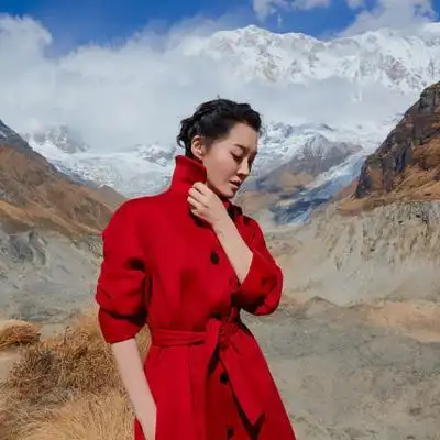 60后的许晴不服老!穿红色大衣配长靴,身材状态让人佩服