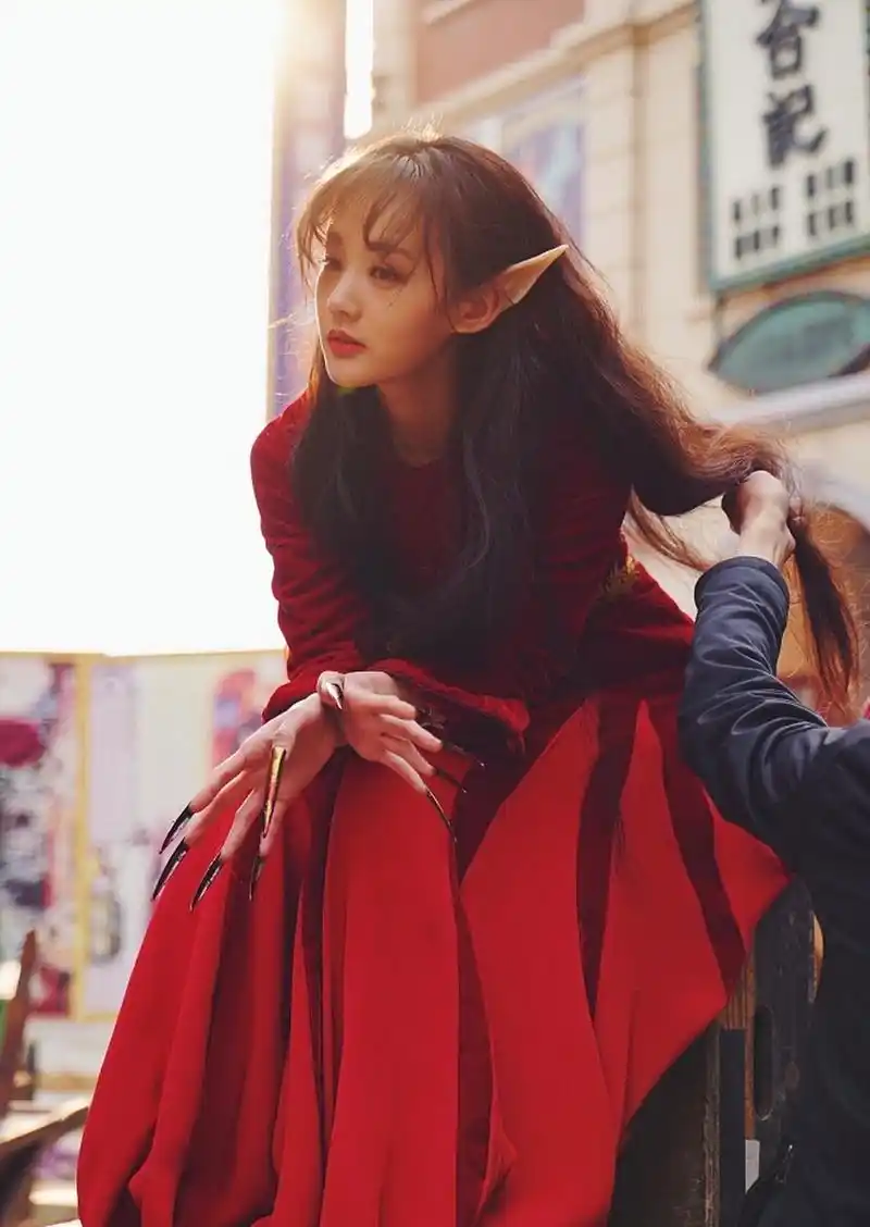 李一桐之聂倾城,由墨白千九的同名小说改编的电视剧《半妖倾城》里的