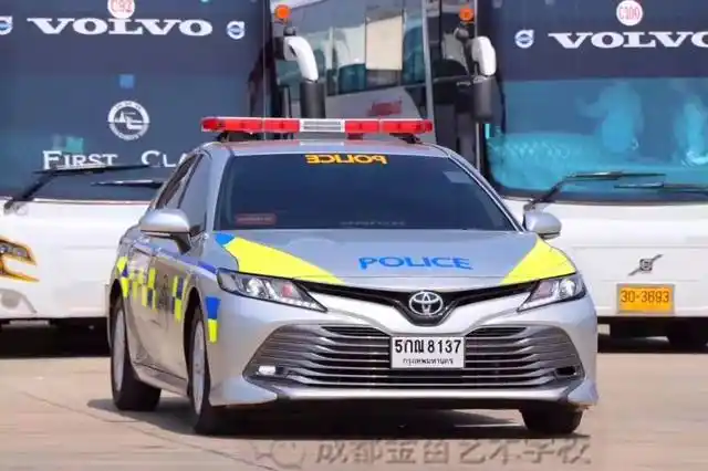 泰国政府提供安保,由警车开道,为我们"保驾护航".