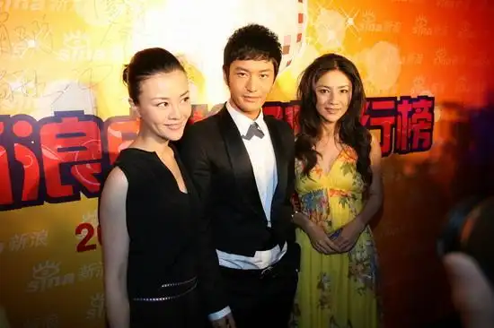 图文:08新浪电视剧评选--刘孜黄晓明胡可留影