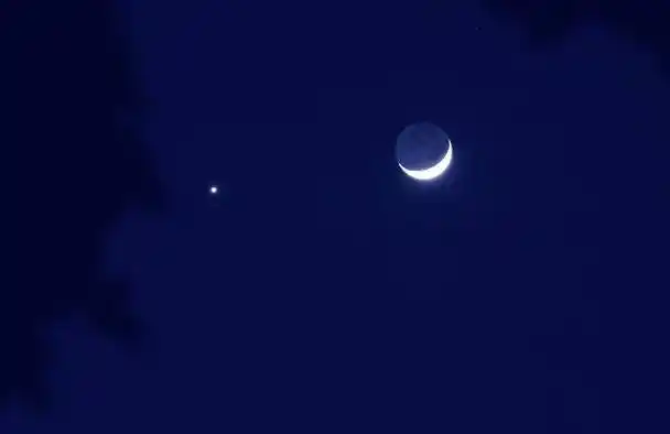 肉眼可见 昨夜"金星合月"现天际_星月_月亮_童话