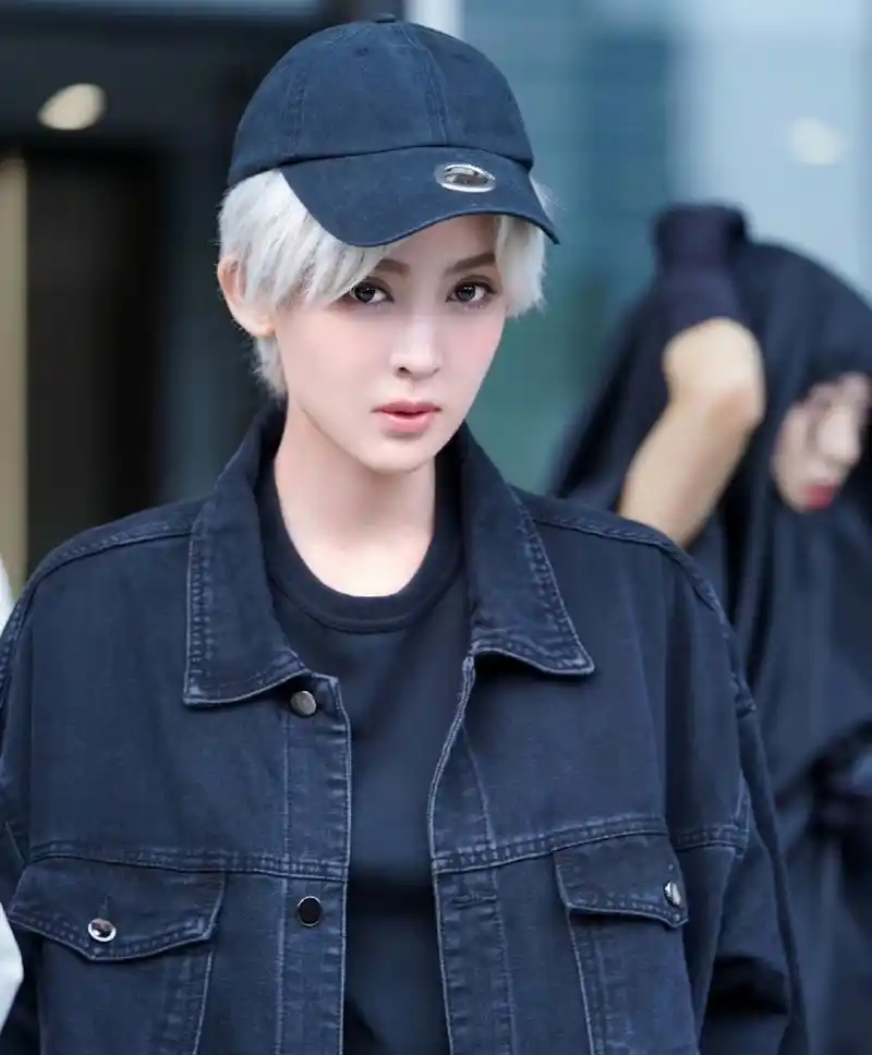 娜扎录综艺银色短发造型出炉,加上一顶帽子显得脸型更加小巧精致,是