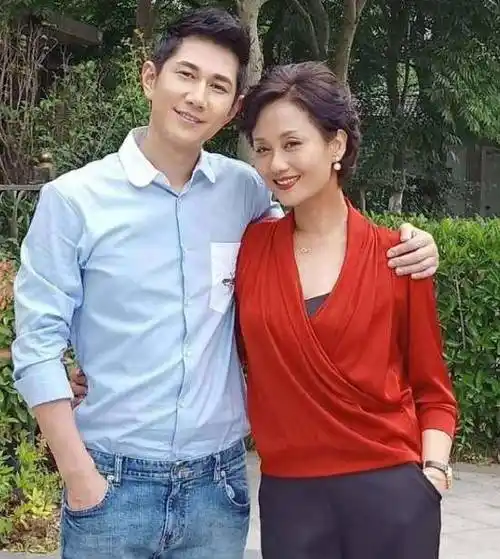 曾是90年代最红挂历女郎,两次出演张翰妈妈,今50岁气质过人_李颖_演技