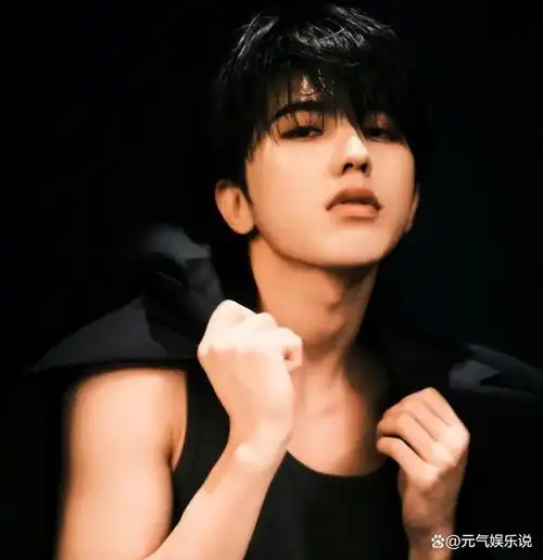 练习两年半的蔡徐坤,打了7年官司,赔付300w后前东家遭报应了