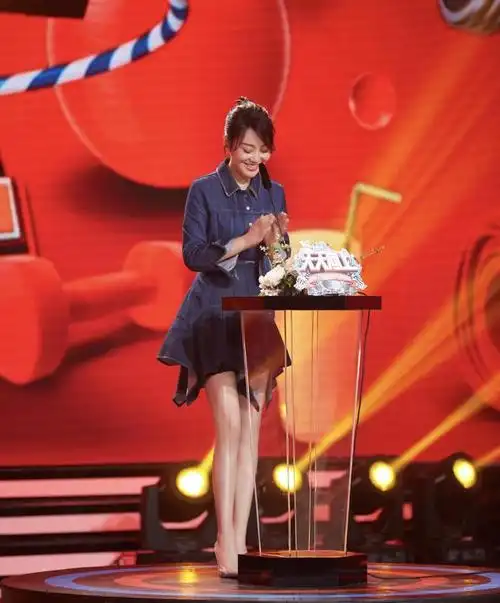 闫妮参加天天向上身穿牛仔套裙太减龄秀出24岁大长腿