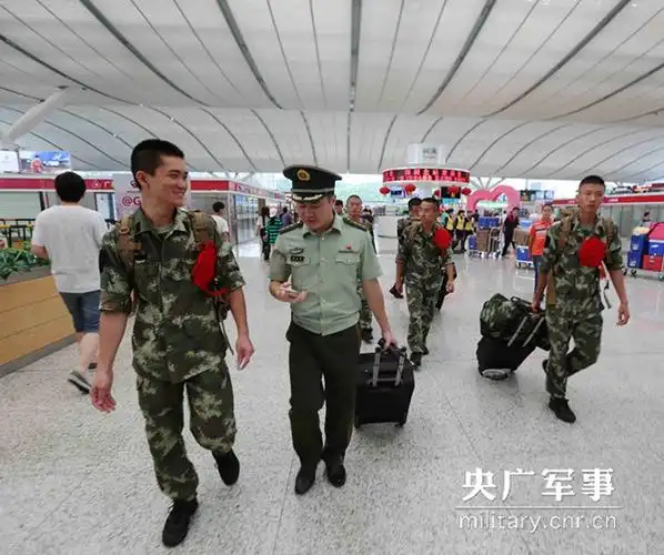 深圳119名上等兵惜别战友踏上归乡路