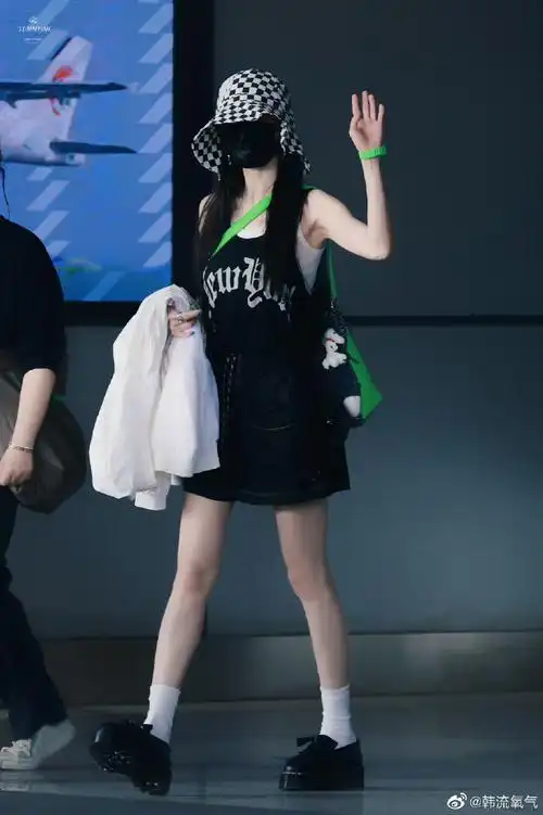 杨幂私服#杨幂的夏天私服穿搭我是真的服背带裤 棋盘格帽,还有满屏的