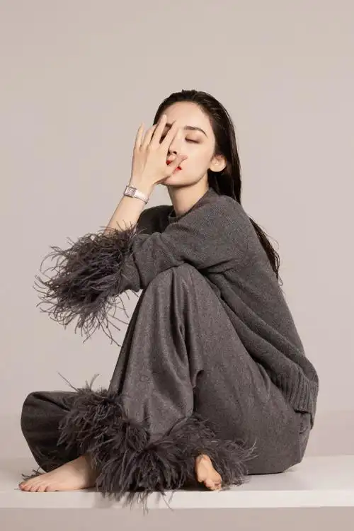 娜扎湿发红唇妆##娜扎wsj一月刊封面