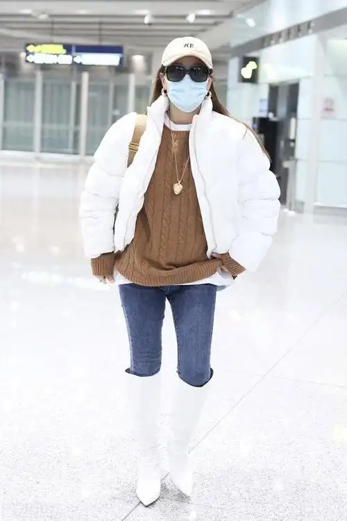 袁娅维穿了一件驼色的粗线毛衣,搭配的是牛仔裤.