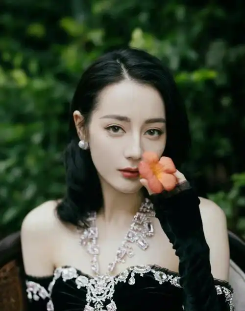 明星演员迪丽热巴佩戴珍珠优雅知性迷人复古
