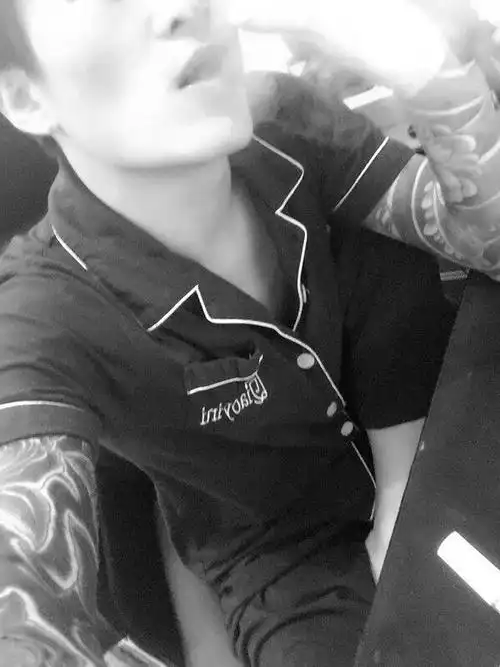 社会小伙霸气图片纹身拿枪图片网络红人mc天一